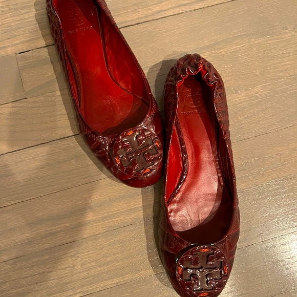 Classic Tory Burch patent leather ballet flats burgundy round toe size 8. - Picture 2 of 6